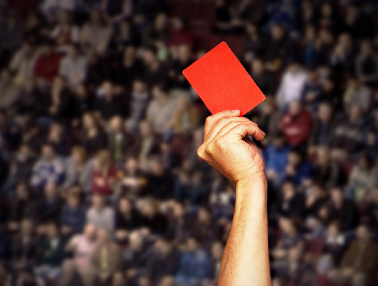 Carton rouge : la Cour des Comptes alerte de nouveau sur la réduction insuffisante du déficit public